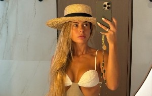 【小吧社交秀】胡梅尔斯女友海边惬意度假 瓦尔加秀身材