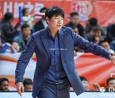 青岛记者：山东表现让我想起去年青岛 常规赛高歌猛进季后赛轻敌